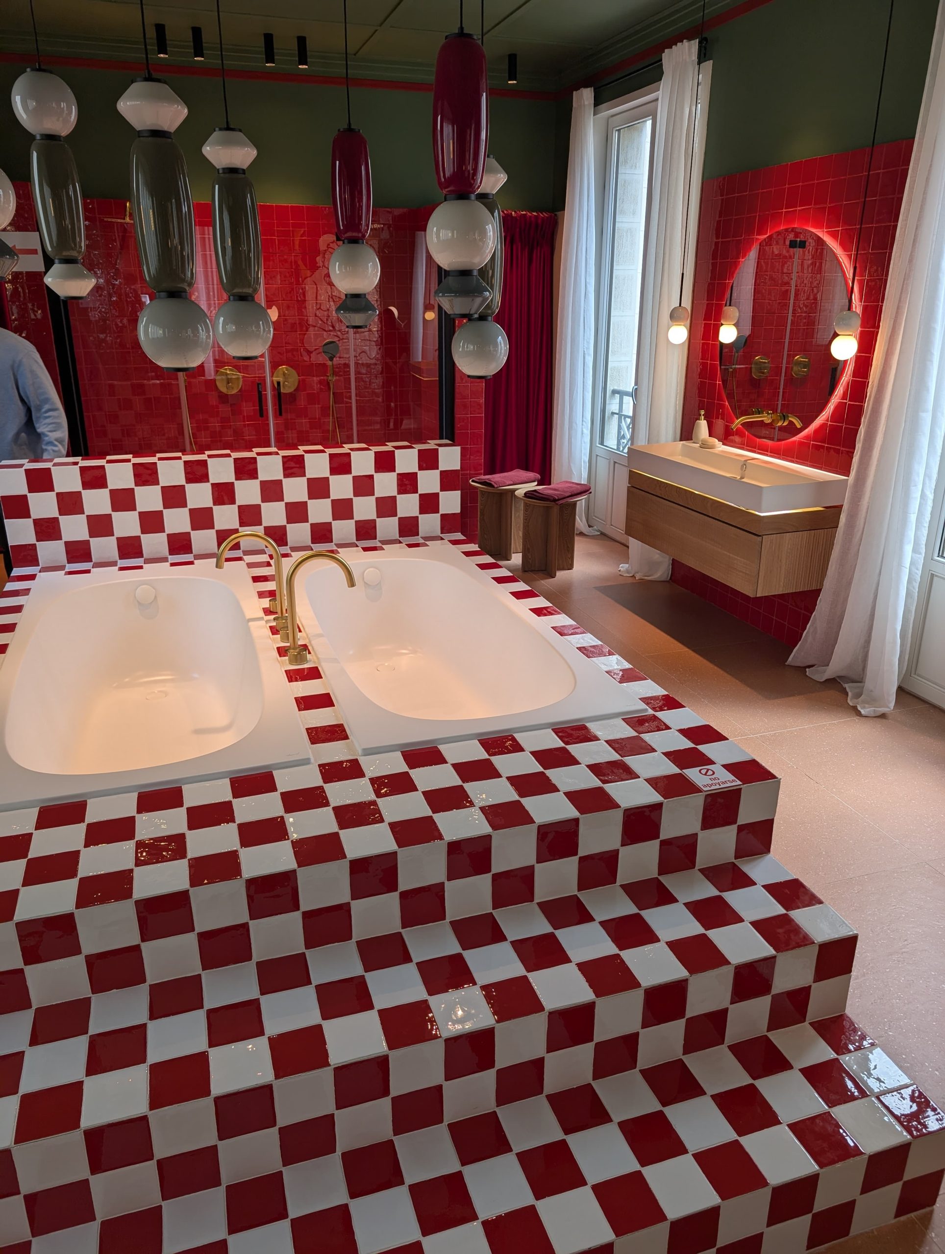Baño con diseño ajedrezado rojo y blanco de estilo pop art en Casa Decor 2025