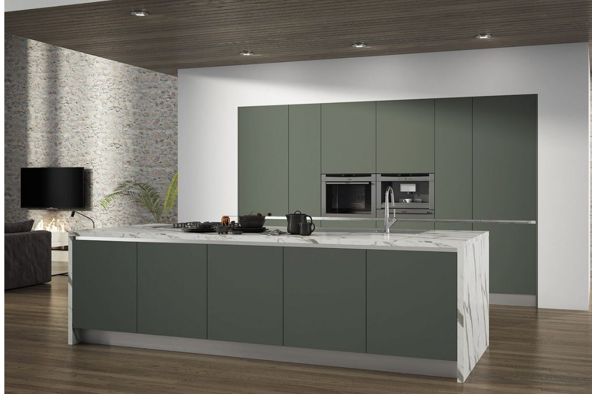Cocina moderna ALVIC Eurocasa con acabado mate y encimera de mármol en isla central