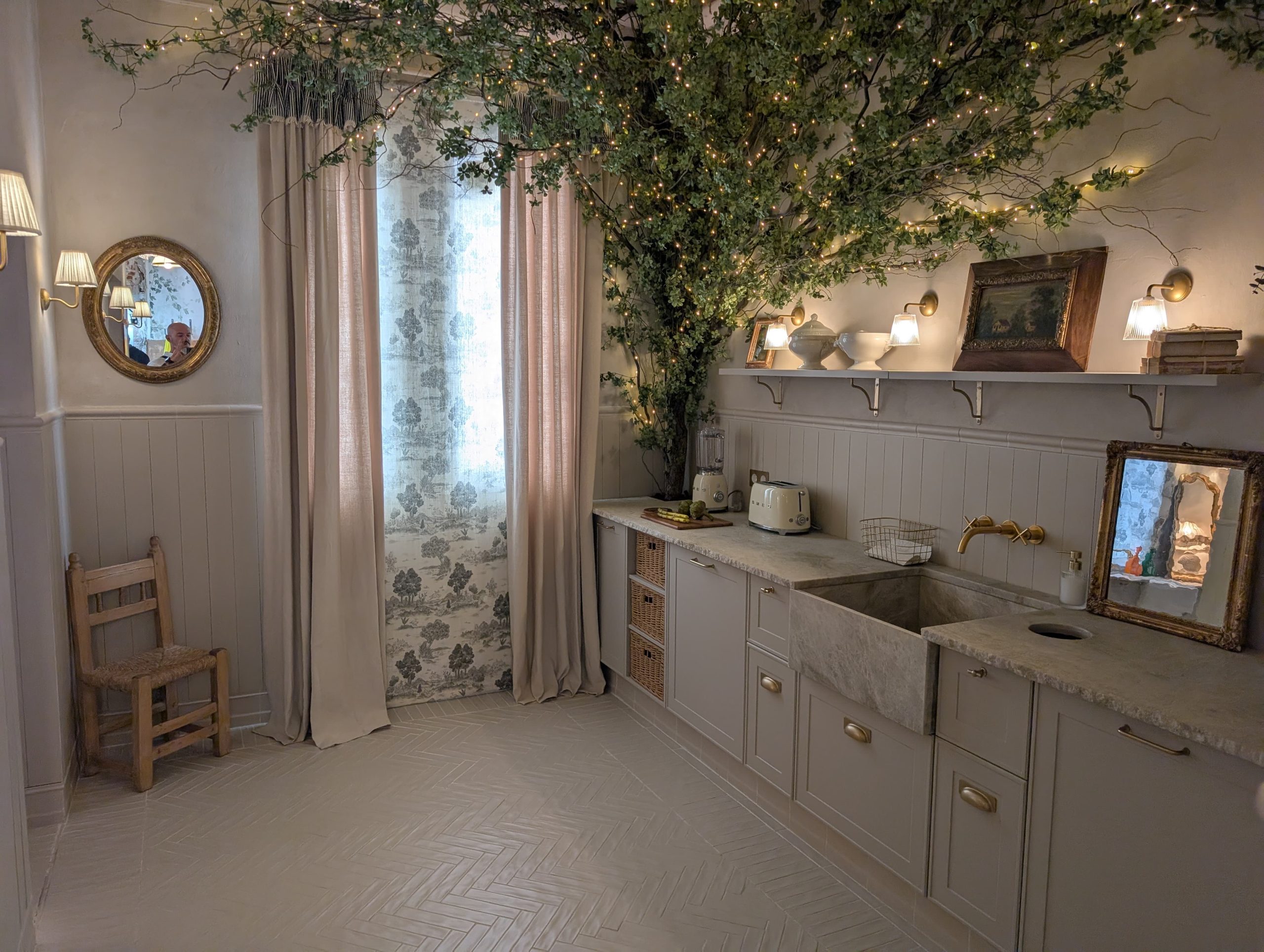 Cocina de estilo rústico romántico con decoración natural y encimera de piedra en Casa Decor 2025