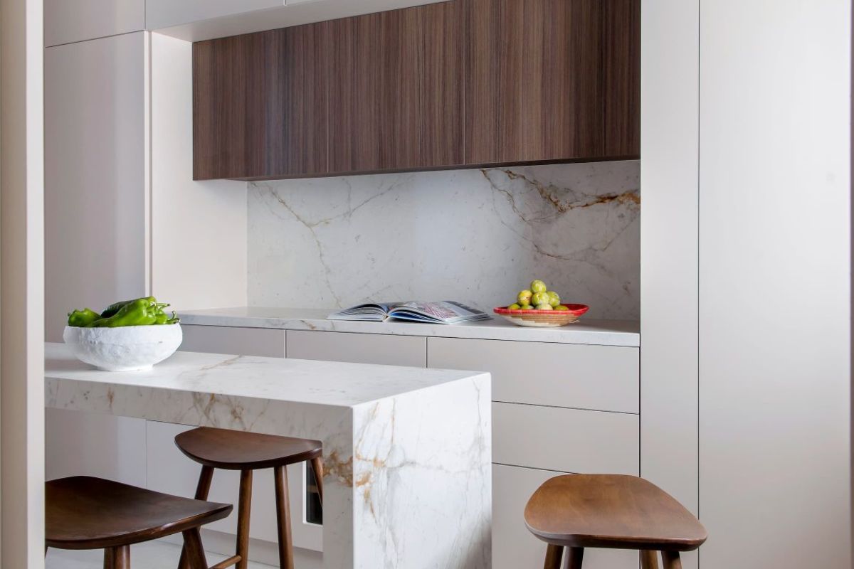 Cocina moderna ALVIC Eurocasa con acabados en alto brillo.