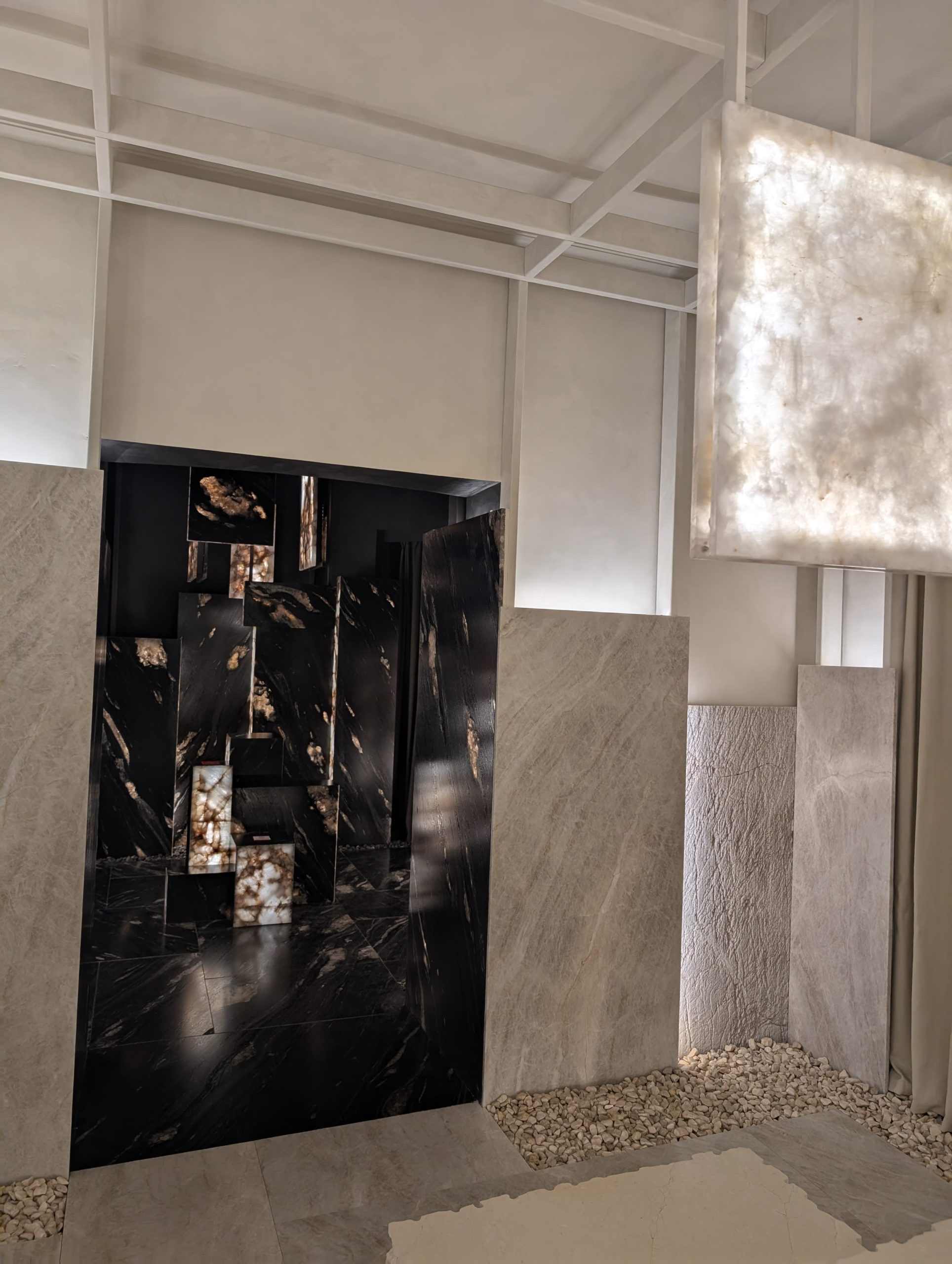 Instalación de mármol negro y onix retroiluminado con diseño escultórico en Casa Decor 2025