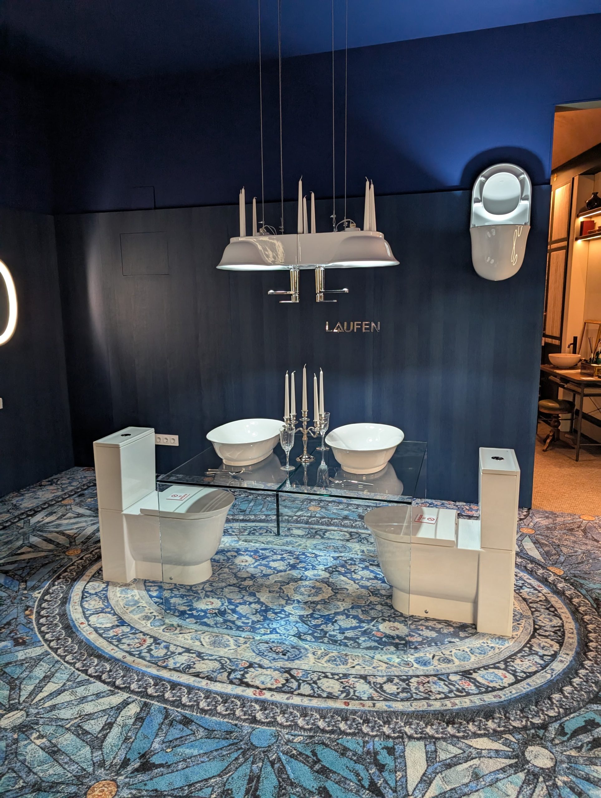 Instalación artística con sanitarios reinterpretados como mobiliario en Casa Decor 2025