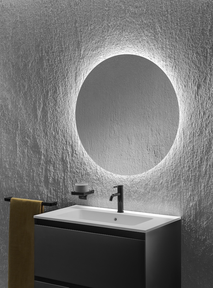 baño eficiente completo con iluminación sostenible y diseño moderno