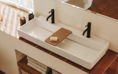 Tura de Roca: diseño mediterráneo y calidez para un baño que invita al bienestar